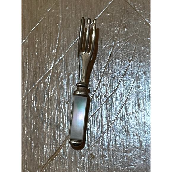 Vintage gold tone mother of pearl fork brooch pin. Chef. Culinary. - Picture 3 of 4